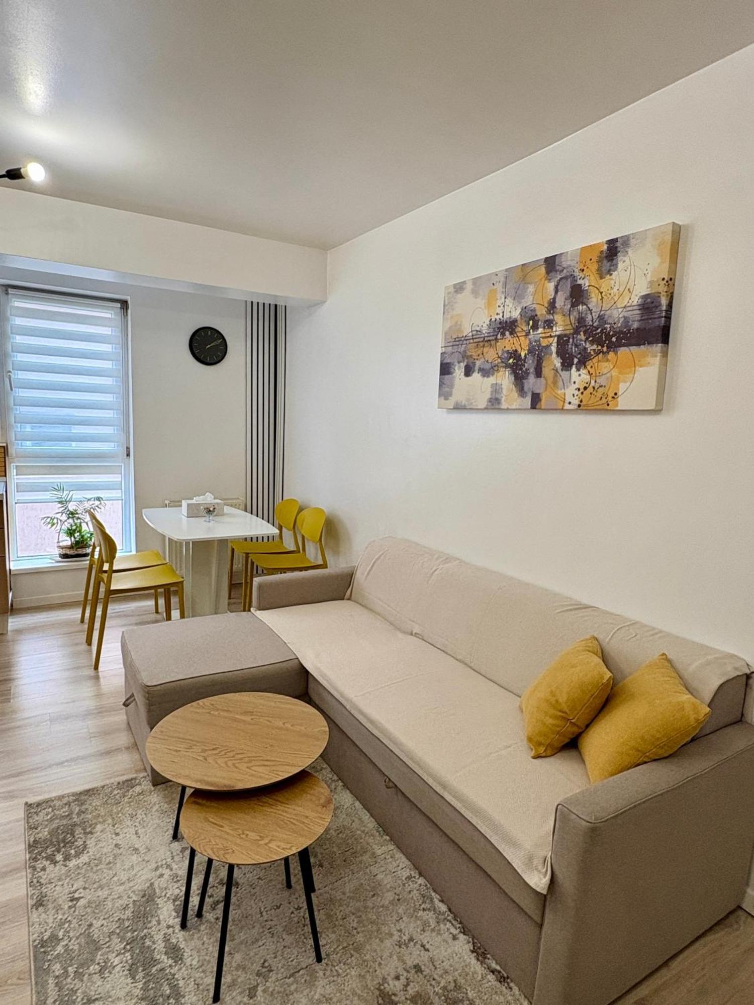 Yellow Apartment Floresti  Exterior photo